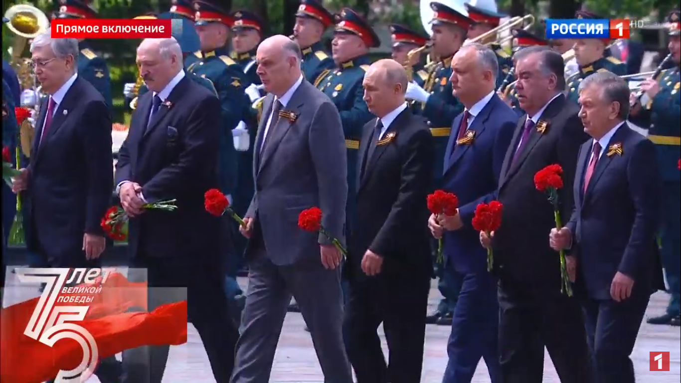 Владимир Путин возложил цветы к памятнику Неизвестному Солдату 