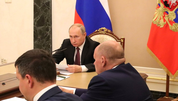 Владимир Путин скорректировал в Конституции пенсионную поправку и МРОТ