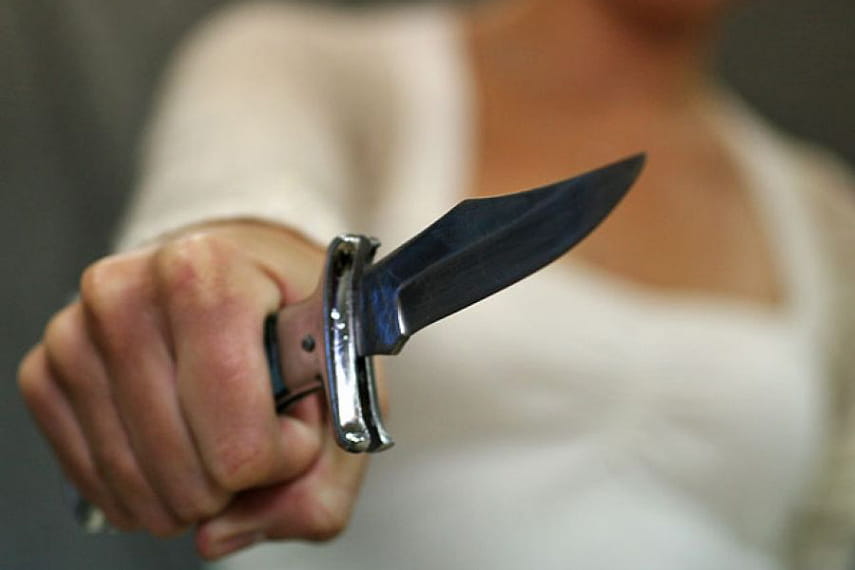 В Йошкар-Оле 32-летняя пьяная женщина напала с ножом на сожителя