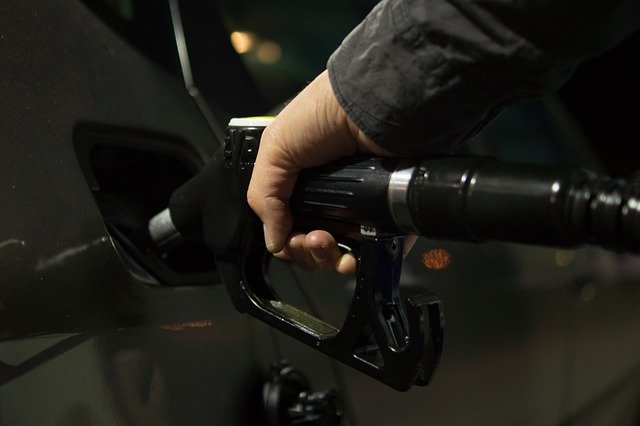 Житель Кировской области оплатил крупный долг за газ, чтобы покупать бензин, его машину хотели забрать приставы