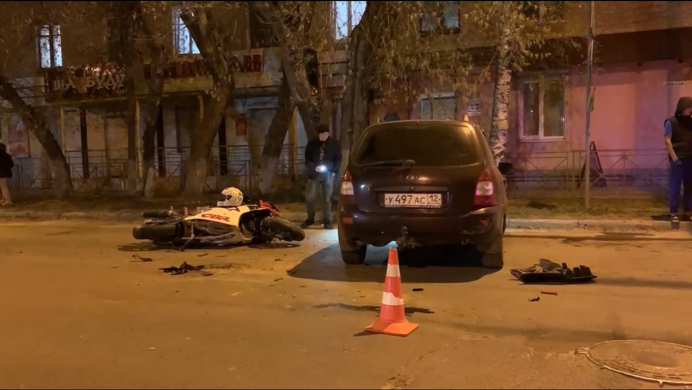Мотоциклист и его пассажирка пострадали в аварии в Йошкар-Оле