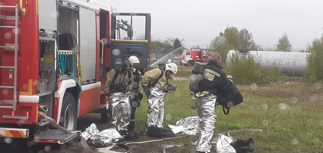 В аэропорту Йошкар-Олы отработали тактику тушения огня на складе ГСМ