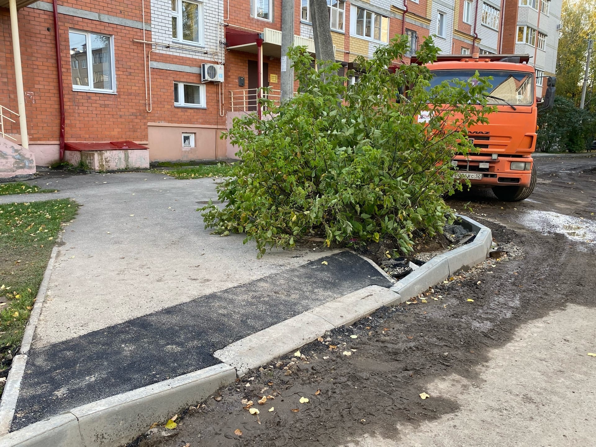В Йошкар-Оле ремонтируют двор между улицами Больничной и Я. Эшпая