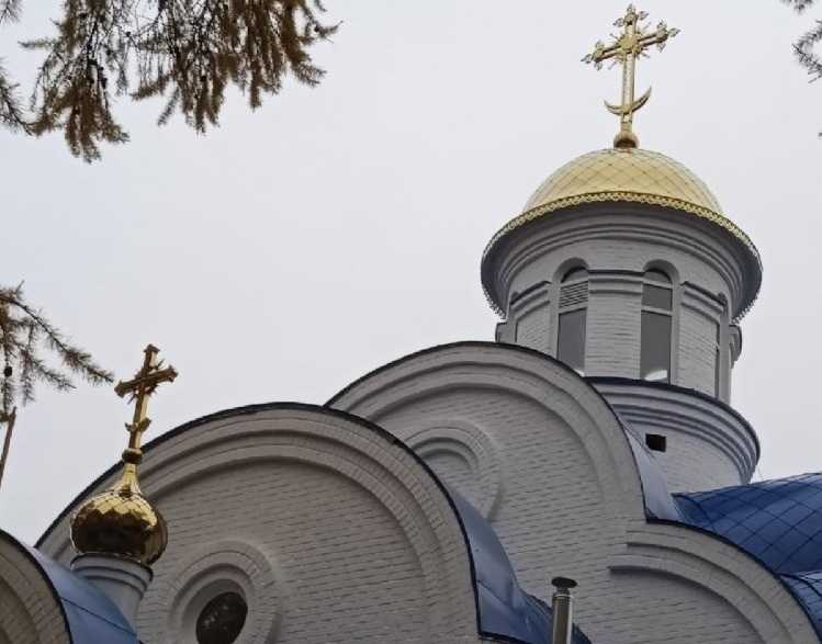 Купола с крестами установлены на храм в поселке Краснооктябрьский 