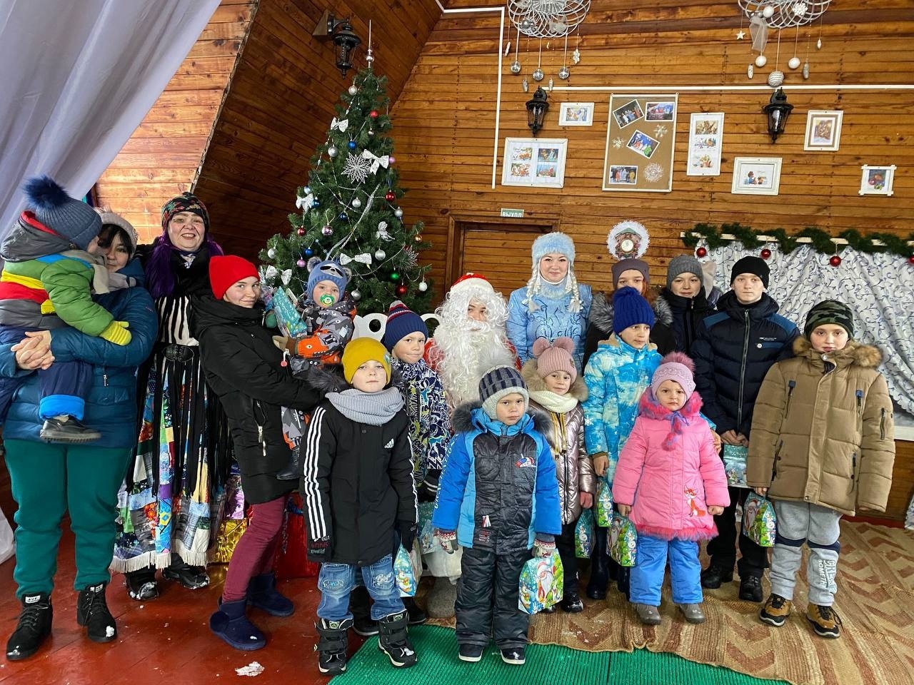 Дети переселенцев из Донбасса побывали на новогоднем представлении в Марий Эл 
