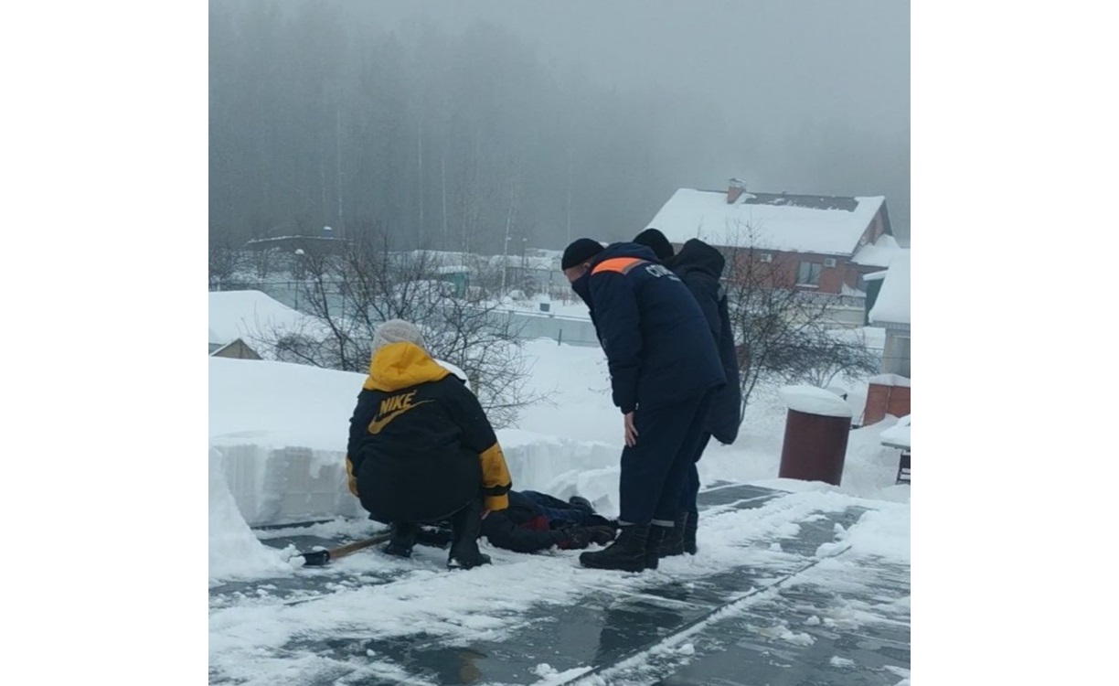 В Йошкар-Оле спасатели сняли с крыши мужчину, который получил травму 