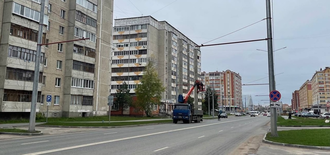 На бульваре Ураева в Йошкар-Оле ведется монтаж троллейбусных сетей