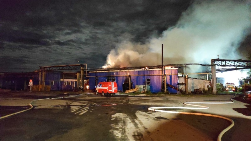 29 пожарных тушили возгорание на деревообрабатывающем предприятии в Йошкар-Оле