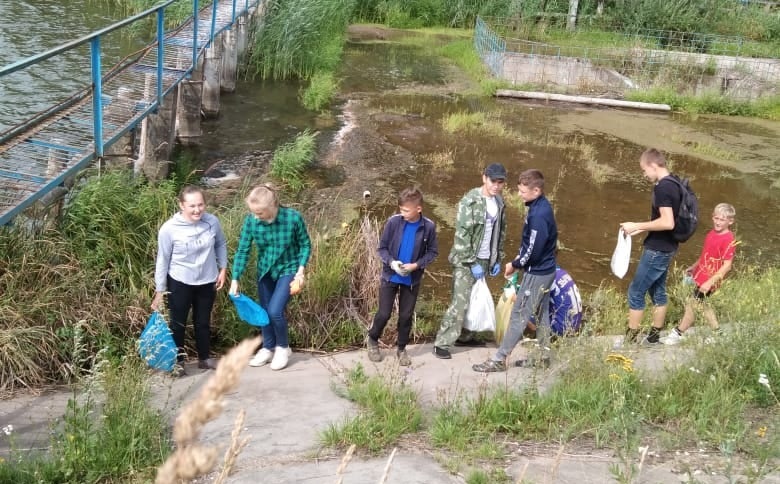 В Марий Эл школьники очистили берег плотины от мусора