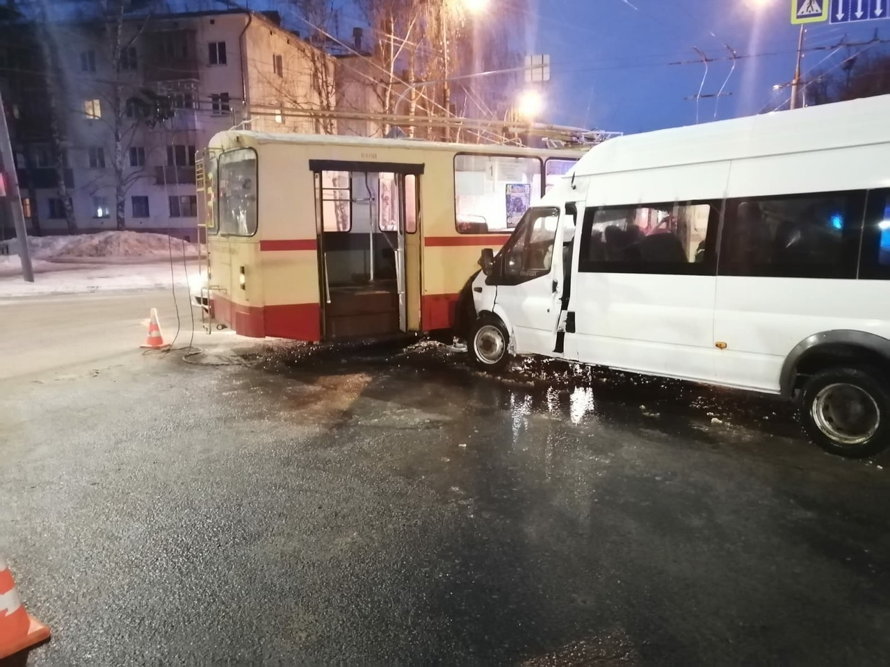 В Йошкар-Оле рано утром столкнулись троллейбус и "маршрутка"