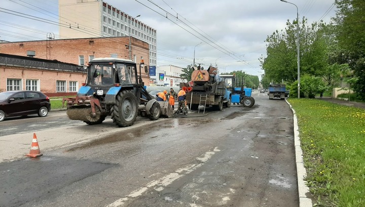 В Йошкар-Оле продолжается ремонт ям на дорогах