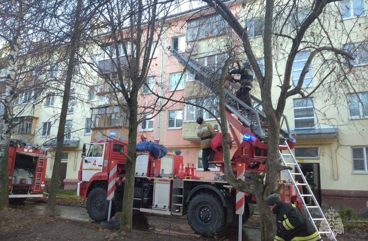 В Йошкар-Оле пожарные спасли парня из горящей квартиры на четвёртом этаже