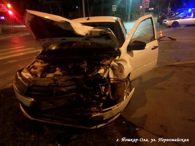 В Йошкар-Оле на скорости столкнулись две машины 