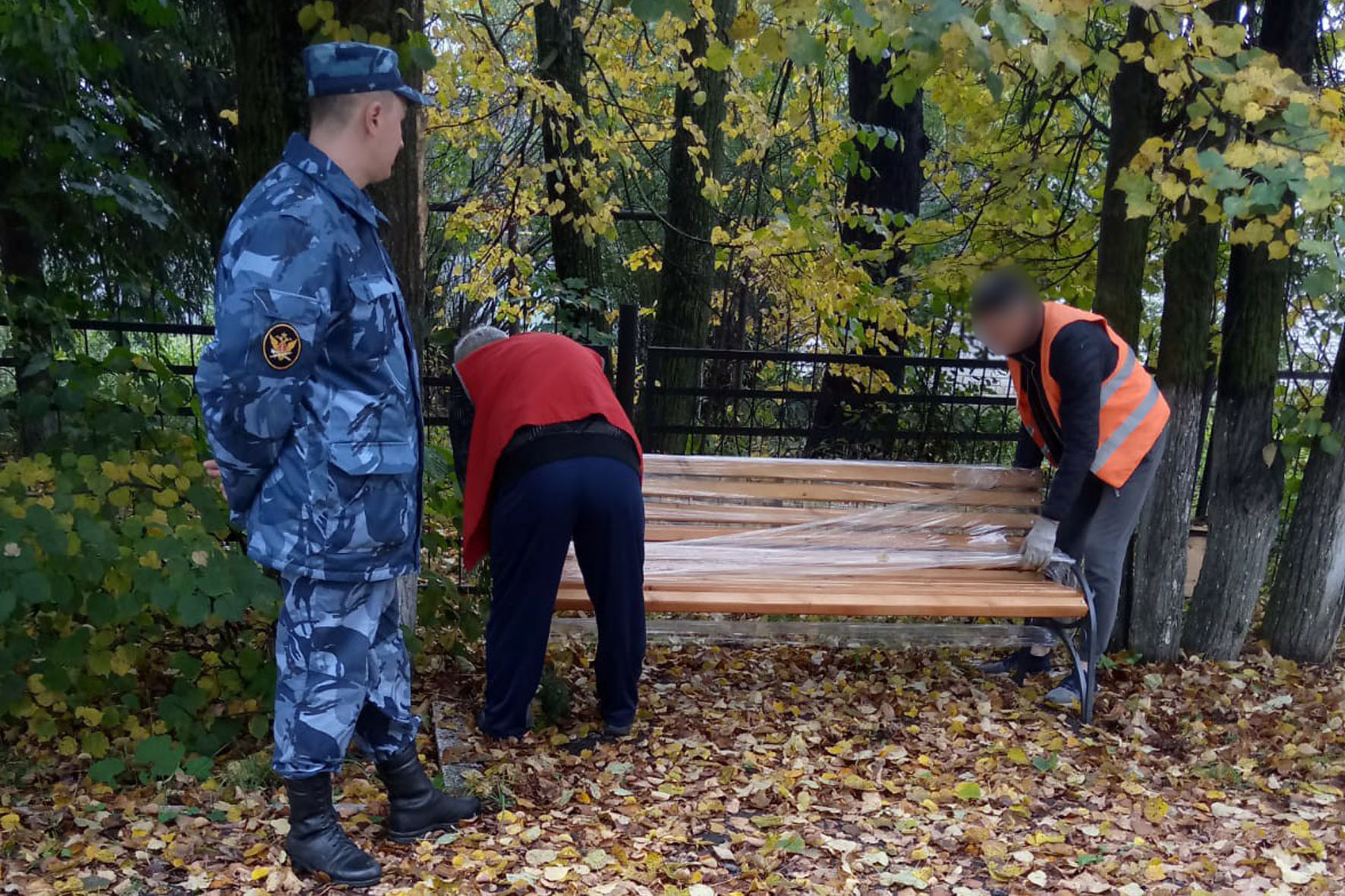 Осужденные Марий Эл изготовили скамейки для Медведевской ЦРБ 