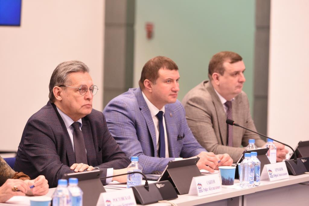 Рифат Сабитов принял участие в заседании комиссии по защите материнства и поддержке семьи 