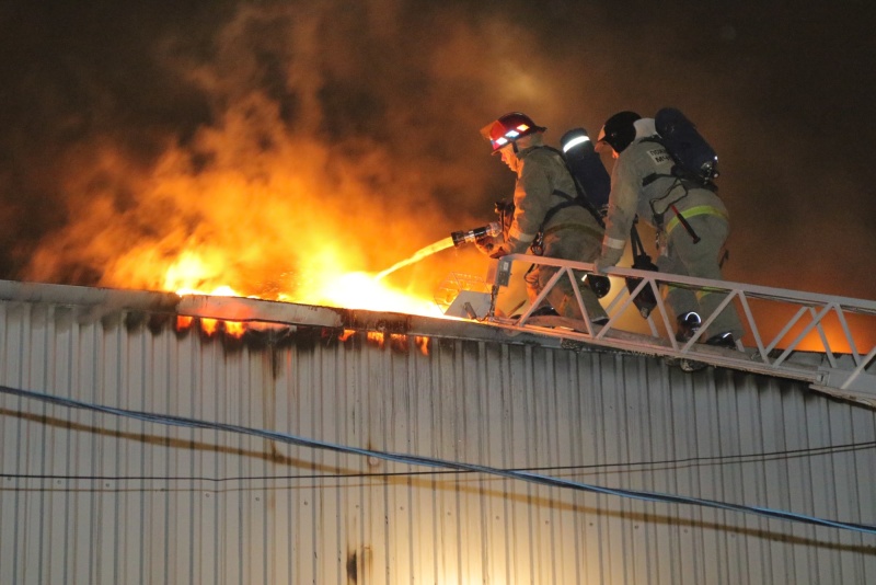 В Марий Эл 13 человек тушили пожар в производственном цеху
