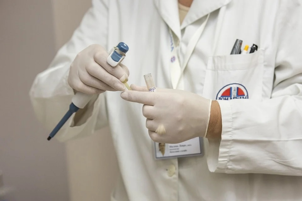 Медики, работающие с зараженными коронавирусом пациентами, получат социальные выплаты