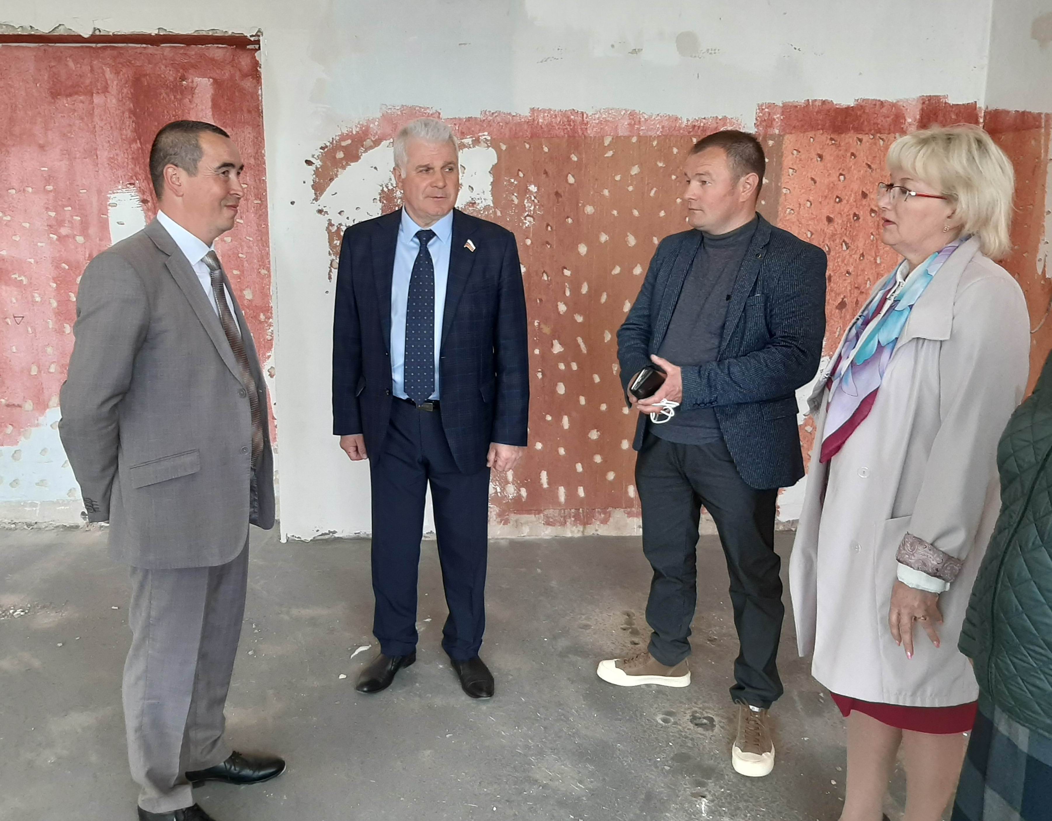 Сенатор России Сергей Мартынов проверил ход ремонта школы в Сернурском районе