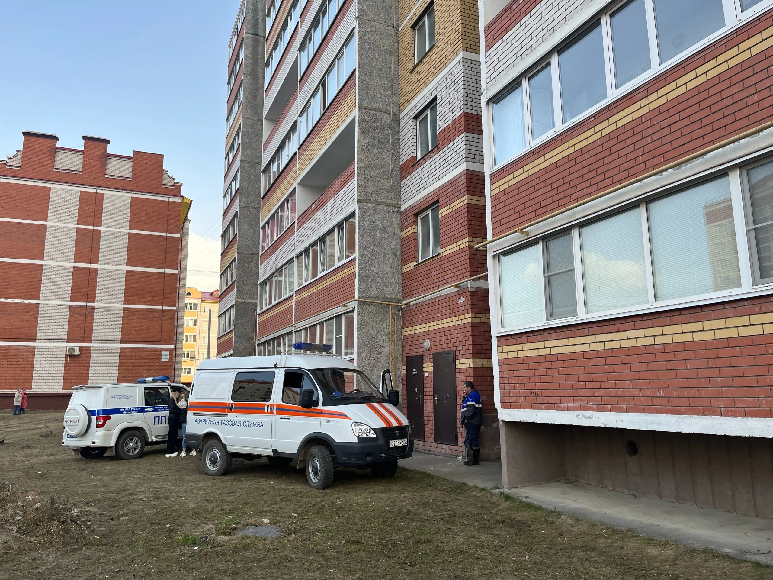 Житель Волжска выпал из окна квартиры на пятом этаже