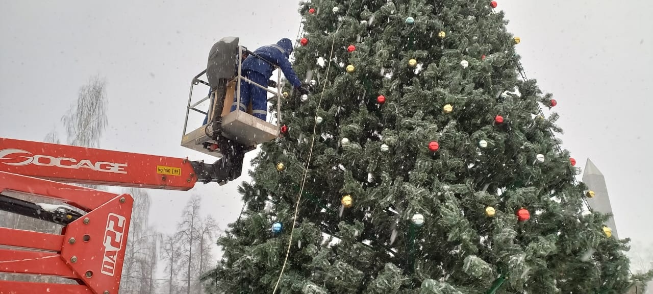 В Парке Победы Йошкар-Олы установлена 15-метровая новогодняя елка