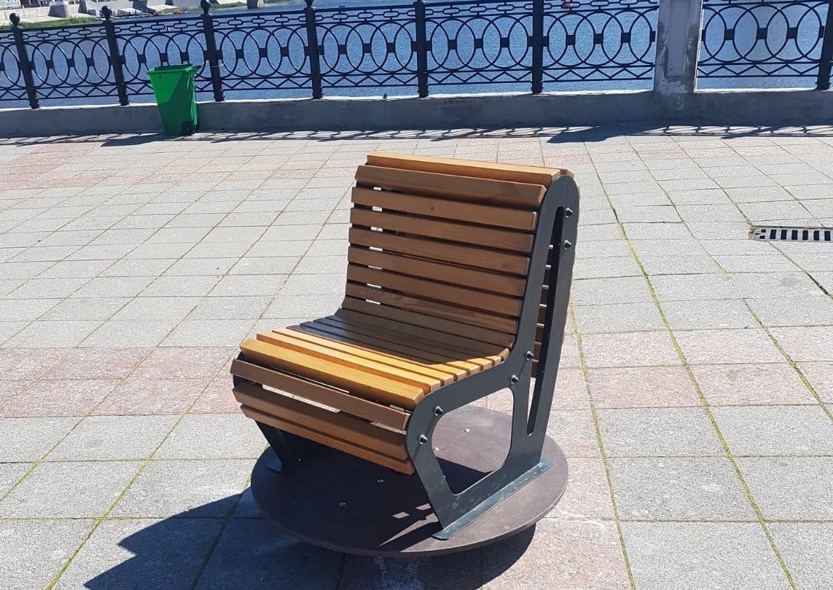 На набережной Йошкар-Олы появились долгожданные скамейки