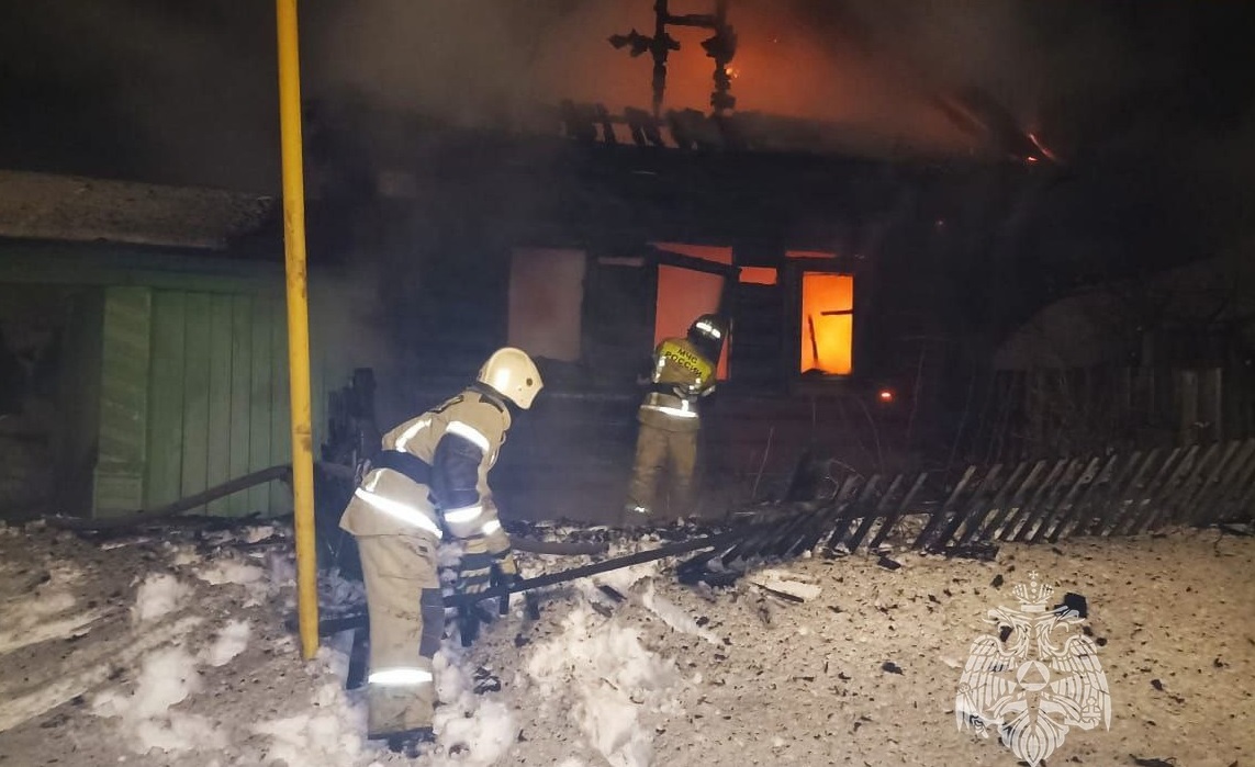 При пожаре в Волжске пострадала хозяйка горевшего дома