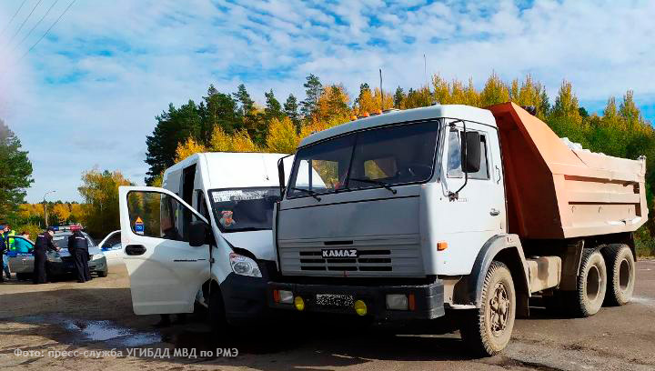 Сегодня в Звенигово столкнулись КамАЗ и пассажирский микроавтобус