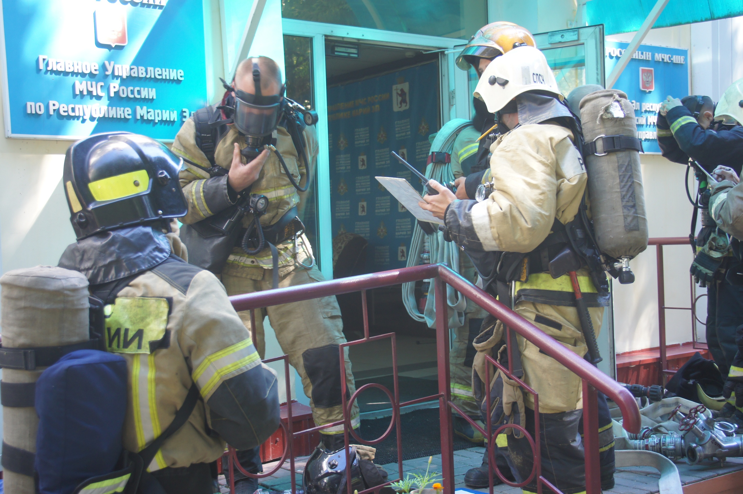 В Йошкар-Оле пожарные "тушили" здание регионального МЧС