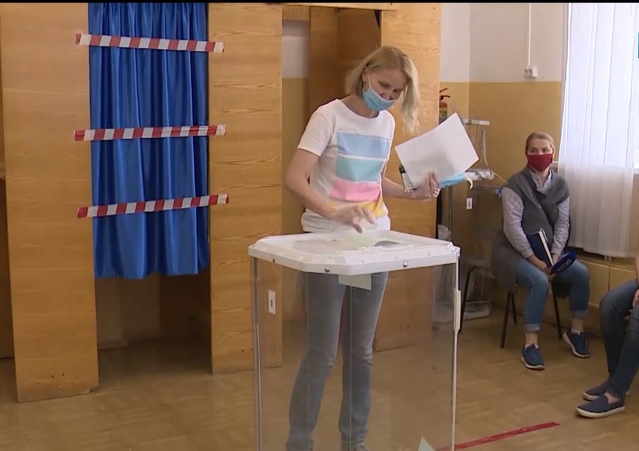  По данным ВЦИОМ около 76% россиян поддержали поправки в Конституцию на голосовании 