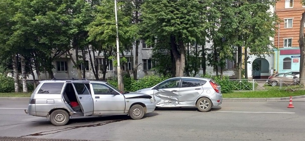 В Йошкар-Оле при выезде из двора пострадали водитель и пассажирка иномарки