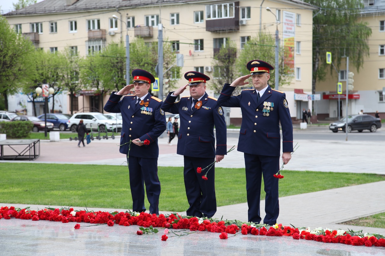 Сотрудники следственного управления СКР по Марий Эл возложили цветы к Монументу Воинской Славы