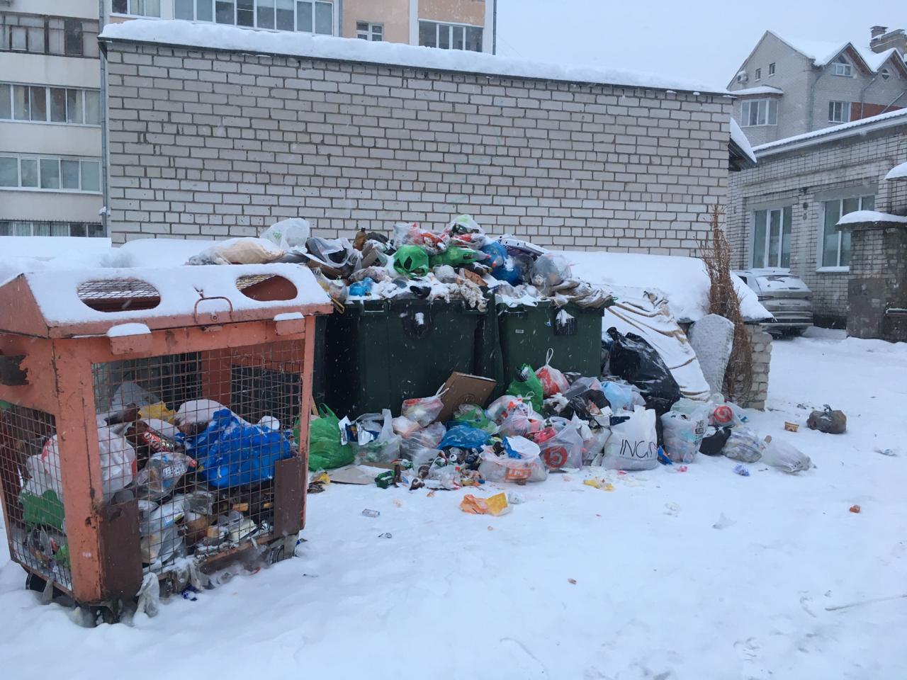 В Йошкар-Оле после новогодних праздников появилась проблема переполненных мусорных контейнеров 