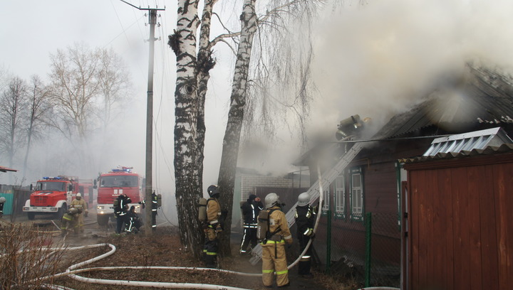 В Йошкар-Оле сотрудники ДПС вывели из горящего дома семью