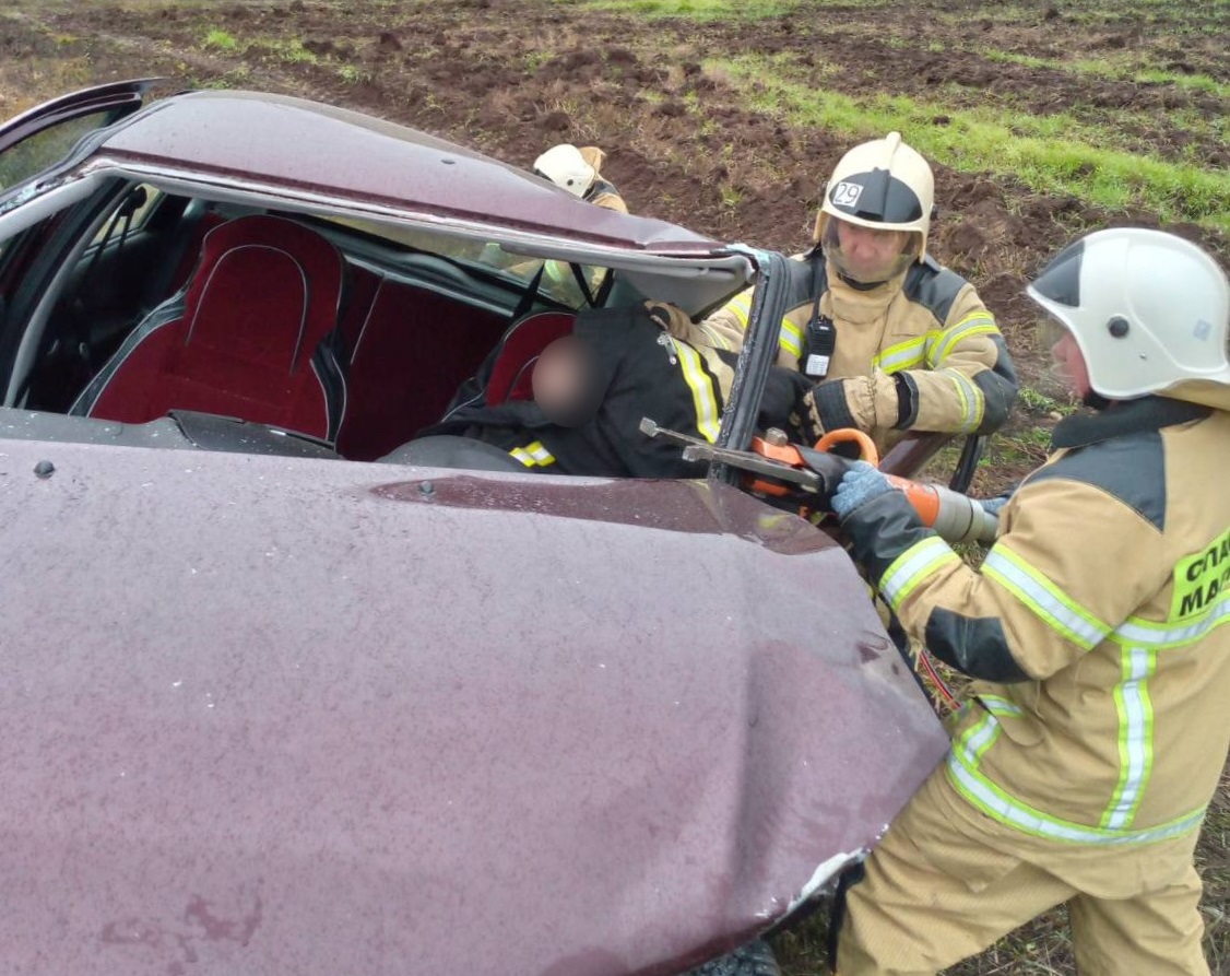 Спасатели Марий Эл вытащили зажатого в авто мужчину после ДТП