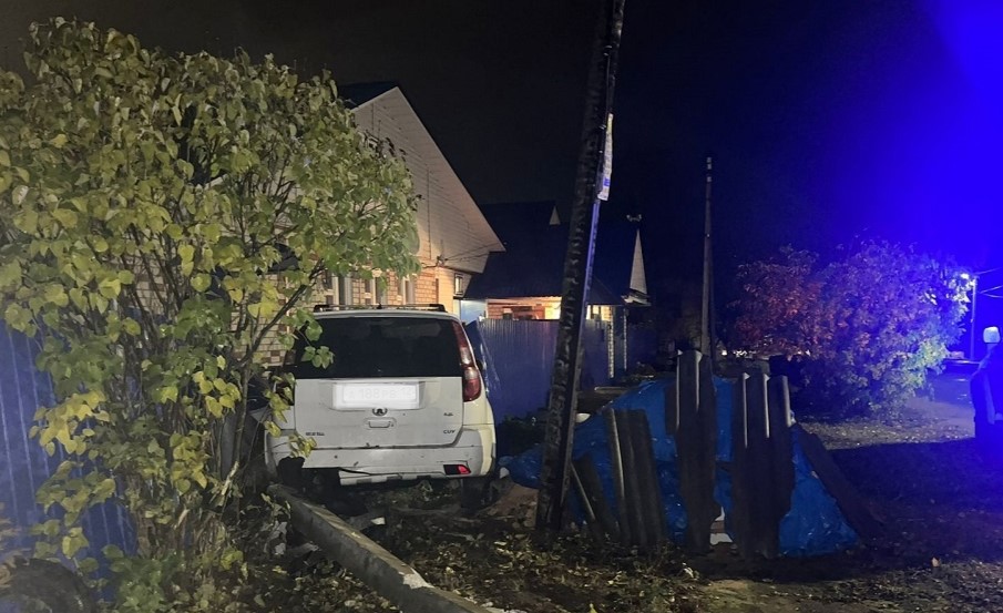 В Йошкар-Оле ночью нетрезвый водитель снёс столб и забор дома 