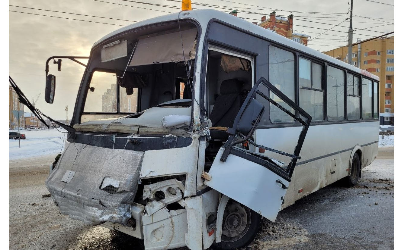 На выезде из Йошкар-Олы столкнулись пассажирский автобус и КАМАЗ