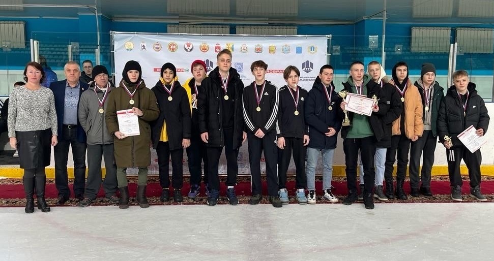 Юные хоккеисты из Волжска отправились на всероссийские соревнования в Башкортостан
