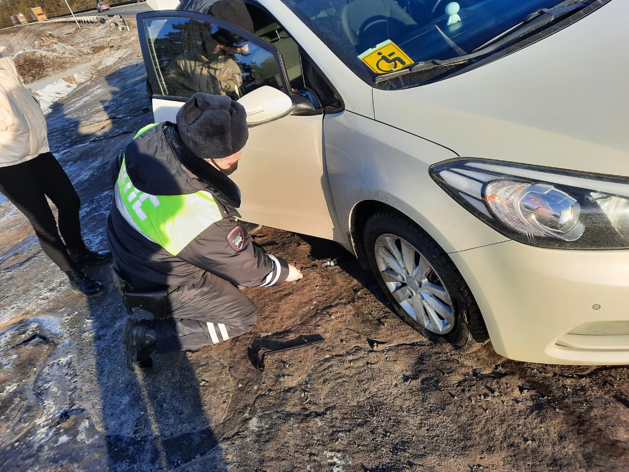 Сотрудники Госавтоинспекции помогли вытащить из ямы машину в Марий Эл