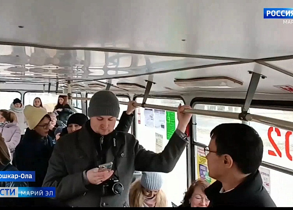 Экскурсии в йошкар олу на автобусе. Давка в троллейбусе. Пассажиры в городском автобусе. Автобус Красноярск. Автобус для детей.