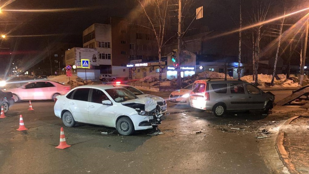 Двое взрослых и один подросток пострадали при столкновении двух автомобилей на перекрёстке в Йошкар-Оле